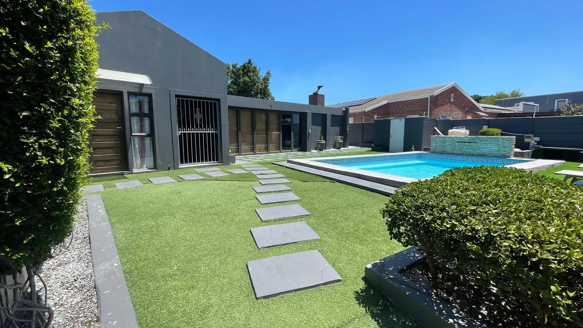 Paradise Cape Town 0*,